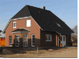 Wir bieten Qualität und Sicherheit im Hausbau: Verlassen Sie sich auf Ihren Experten im Bereich Neubau und beraten Sie sich mit uns über Ihren Traum von einem Einfamilienhaus und dem Mehrfamilienhaus.